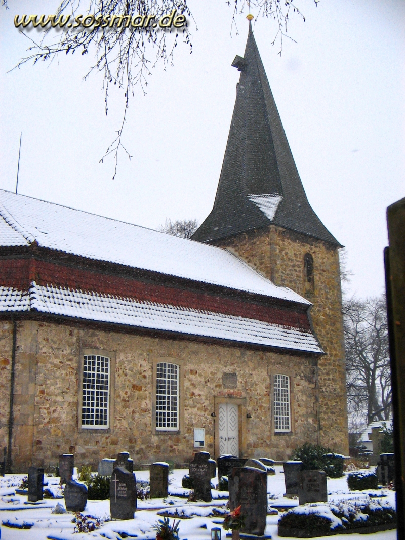 Die Soßmarer Kirche im Schnee - Friedhofseite        (aufgenommen am 04.01.2009)